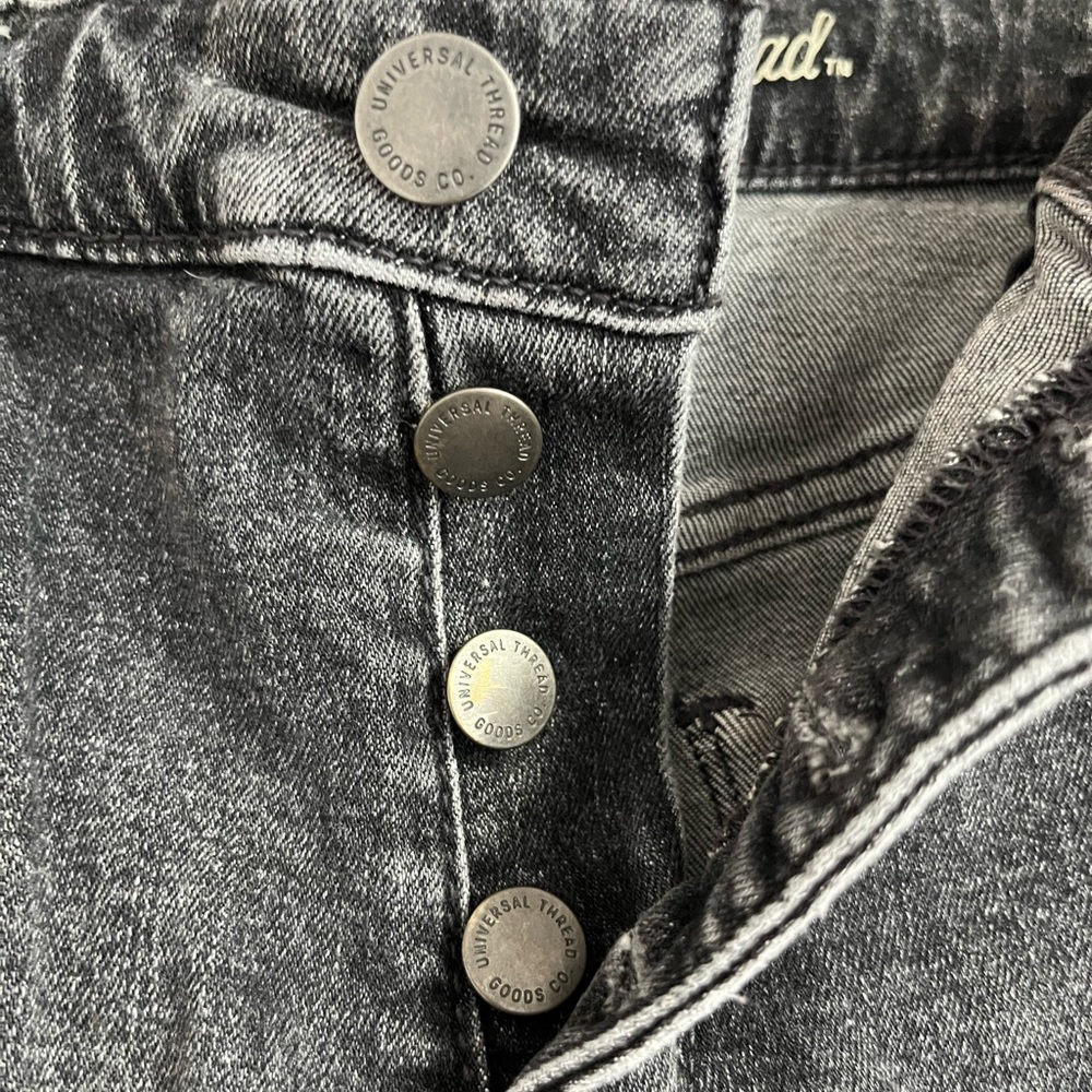 Universal Thread Mid Rise Jean Short - Picture 2 of 3